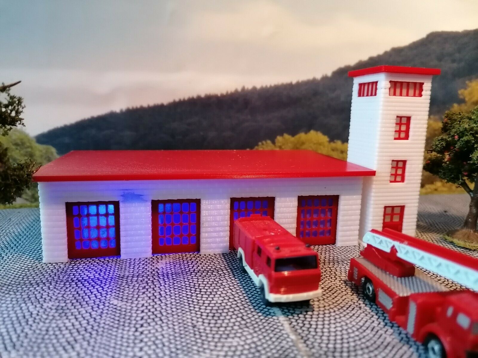 Feuerwehr mit LED - Blaulicht und Schlauchturm | Spur N 1:160 | Fertigmodell
