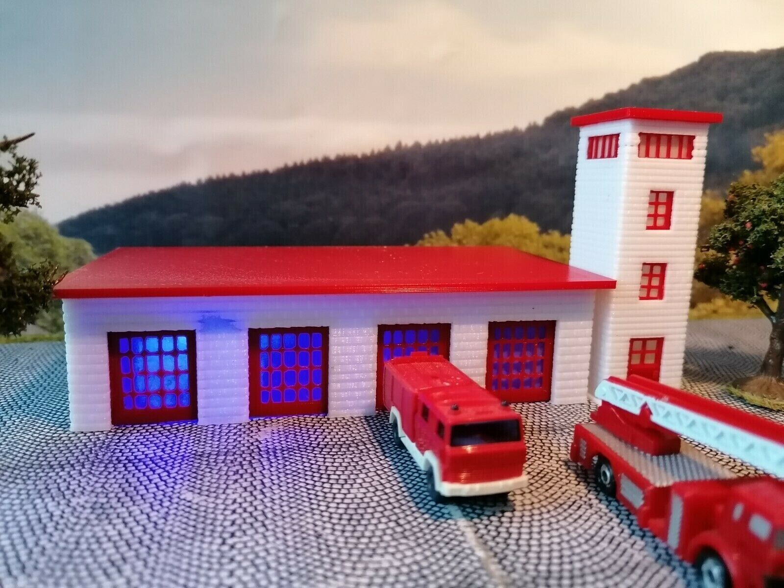 Feuerwehr mit LED - Blaulicht und Schlauchturm | Spur Z 1:220 | Bausatz