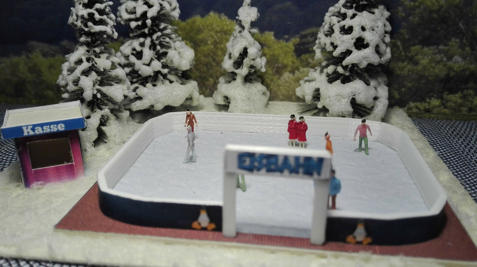 Eislaufbahn mit Kasse | Spur N 1:160 | Bausatz | Winter | Weihnachten