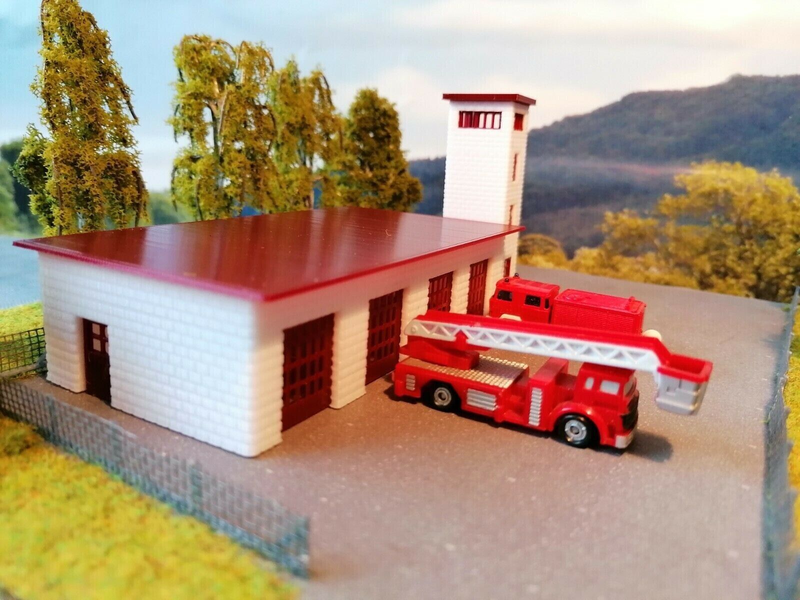 Feuerwehr mit LED - Blaulicht und Schlauchturm | Spur Z 1:220 | Bausatz