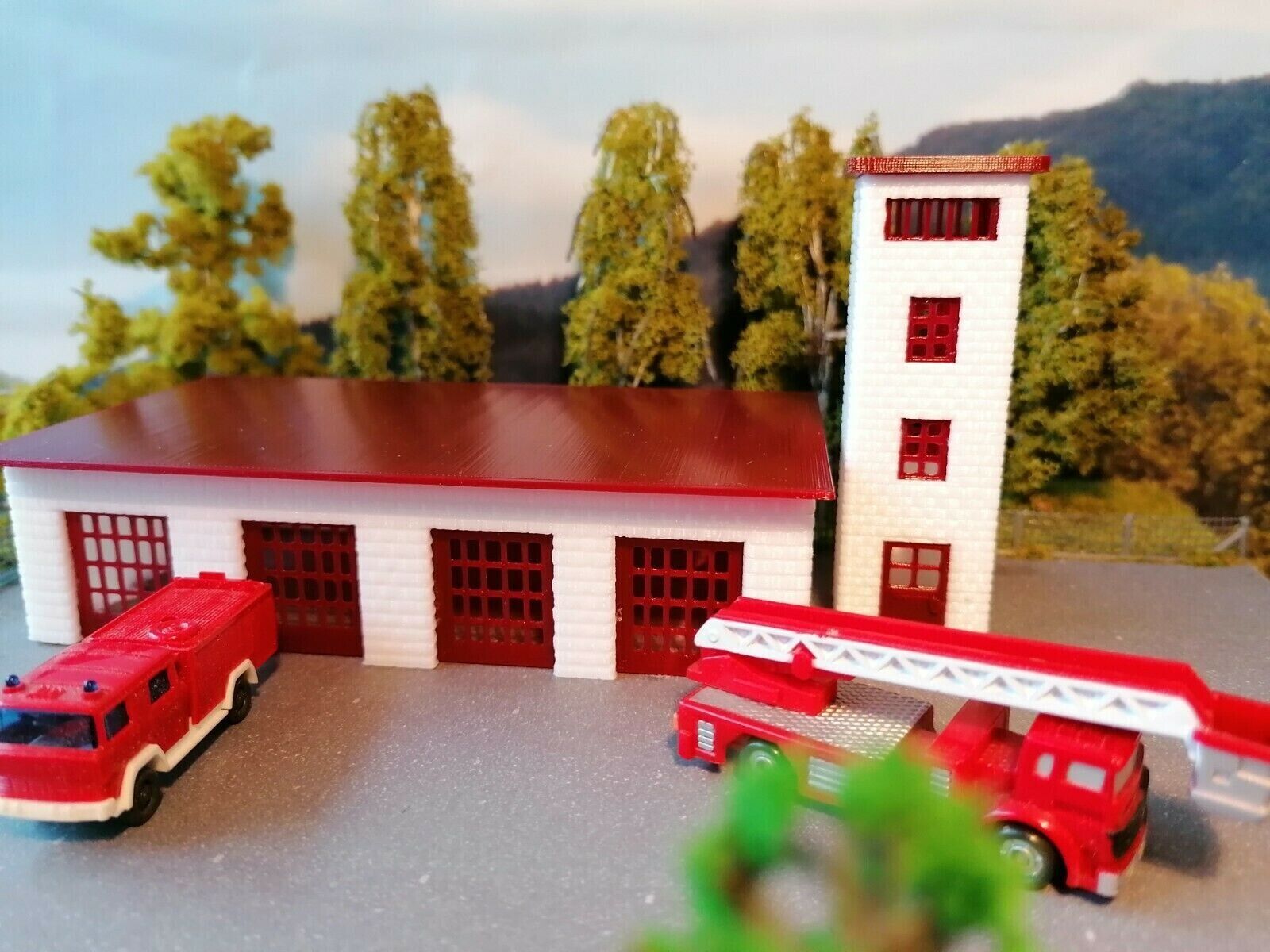 Feuerwehr mit LED - Blaulicht und Schlauchturm | Spur Z 1:220 | Bausatz