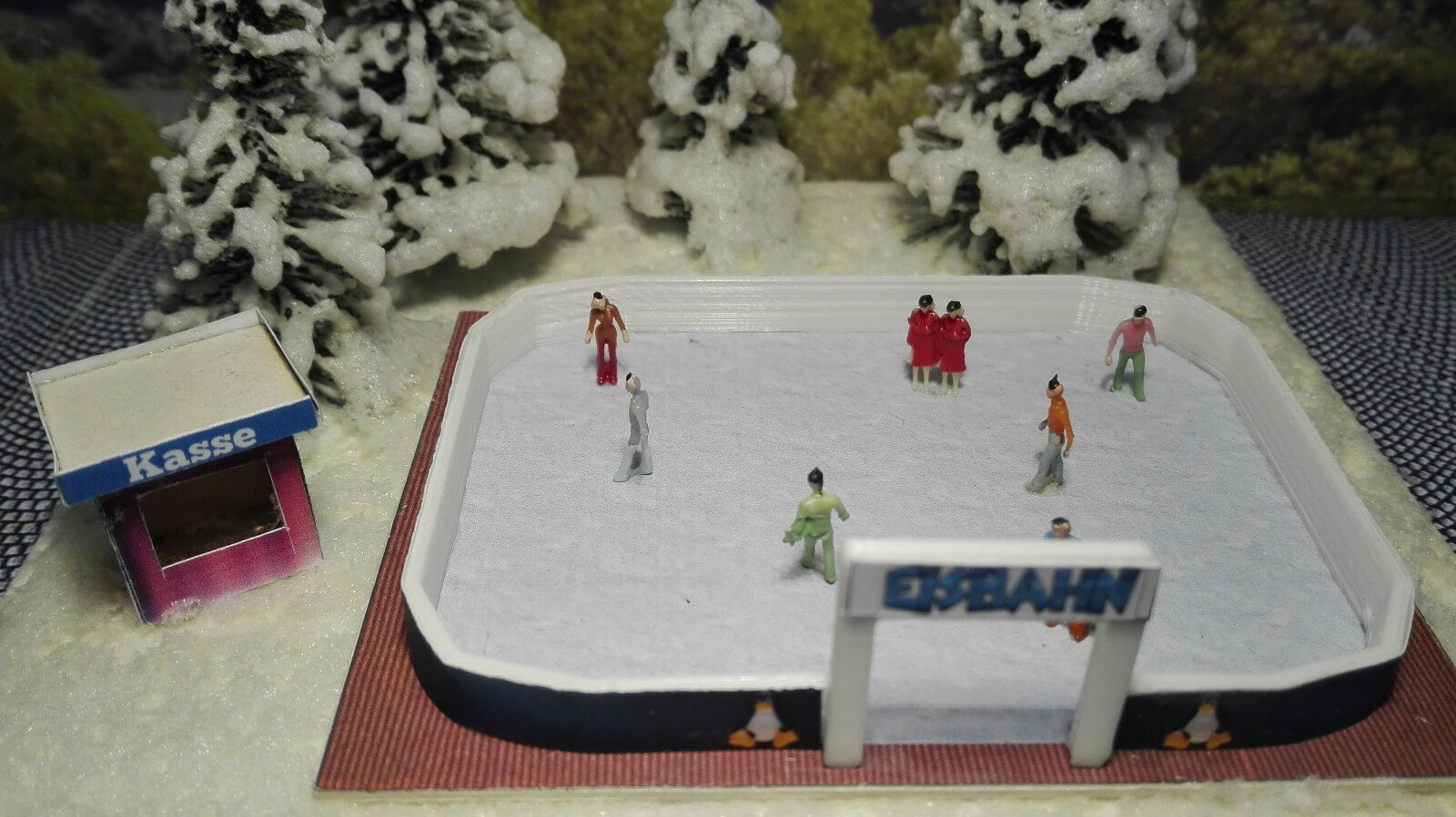 Eislaufbahn mit Kasse | Spur N 1:160 | Bausatz | Winter | Weihnachten